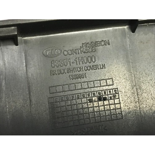 Накладка на передній склопідйомник ліва Kia Ceed 2006-2012 823611H500
